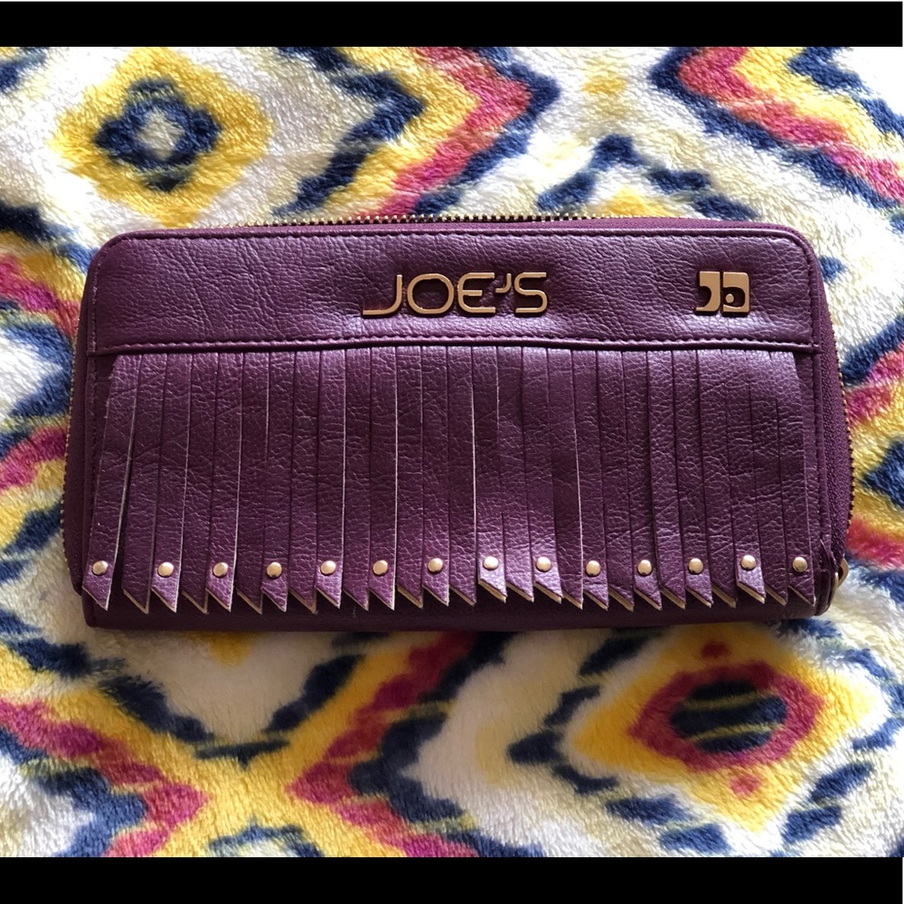 A stylish wallet! 💛